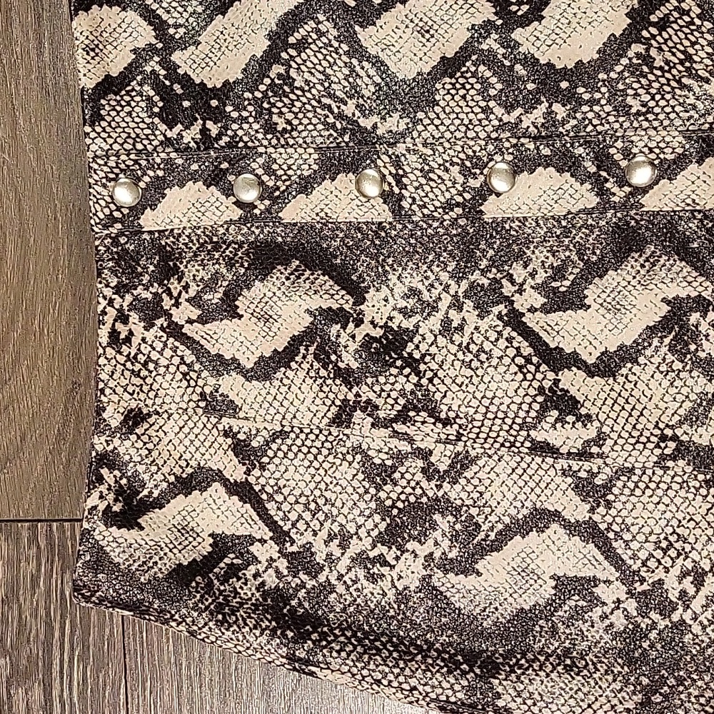 ❤️ NWOT! URBAN OUTFITTERS VEGAN SNAKESKIN LEATHER MINI SKIRT, LARGE - Picture 2 of 5